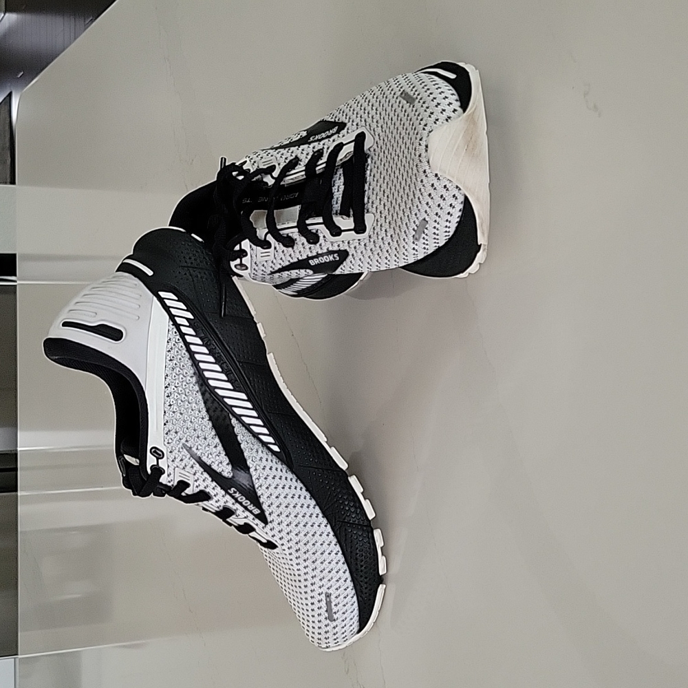 '22 Brooks Adrenaline - Size 7.5 Womens